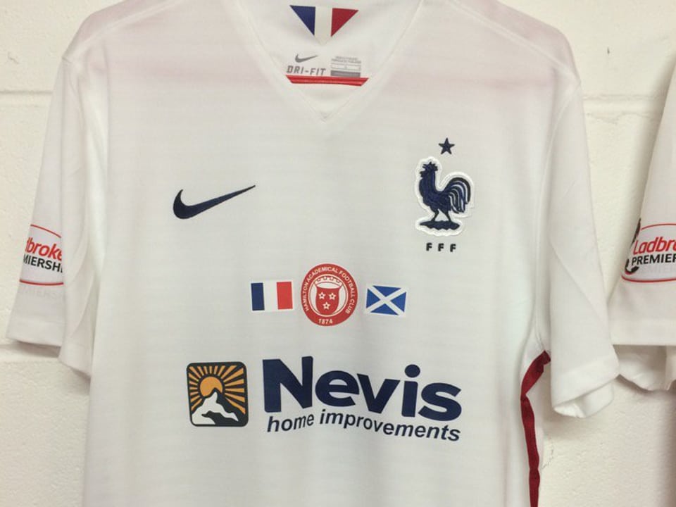 Hamilton Academical spielte im Auswärtsdress der französischen Nationalmannschaft, versehen mit dem eigenen Logo und den Sponsorenaufkleber.