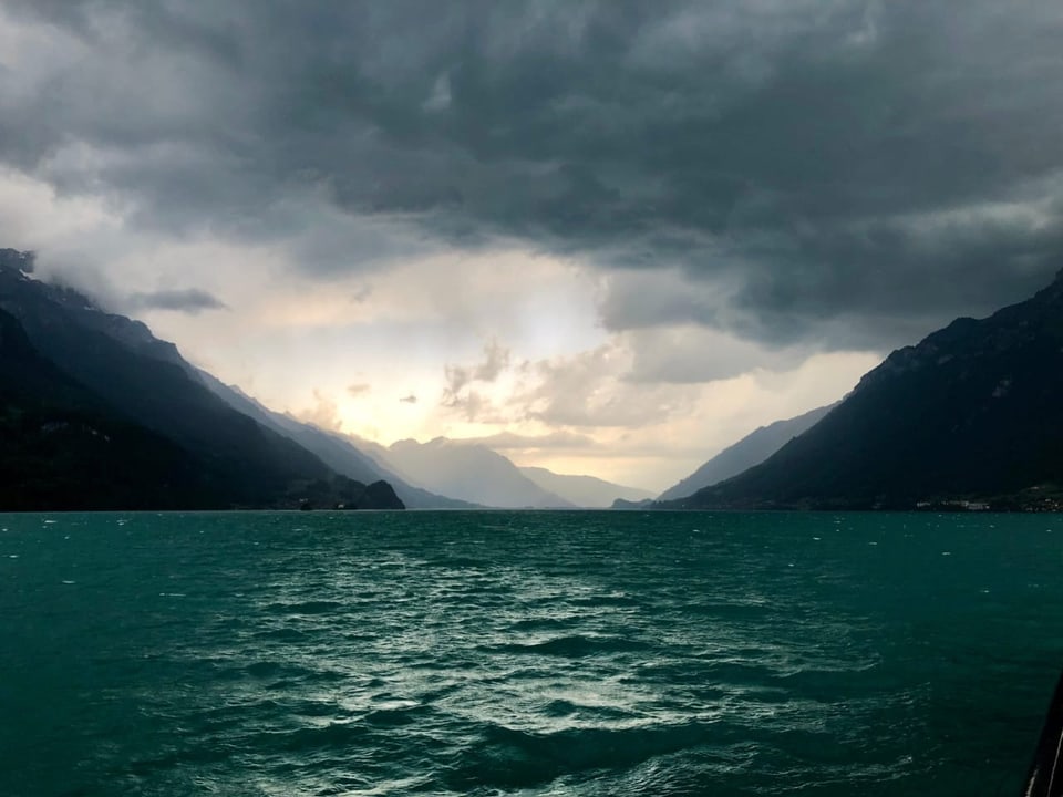 Brienzersee Dunkle Wolken über dem See