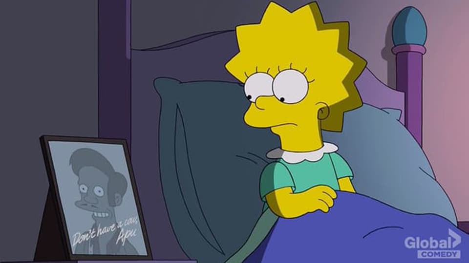 Lisa Simpson betrachtet ein Porträt von Apu, das auf ihrem Nachttisch steht.