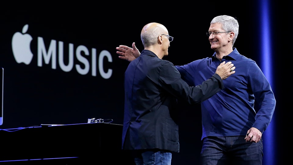 Apple CEO Tim Cook und Apple Mitarbeiter Jimmy Lovine am 8.6.2015 in San Francisco.