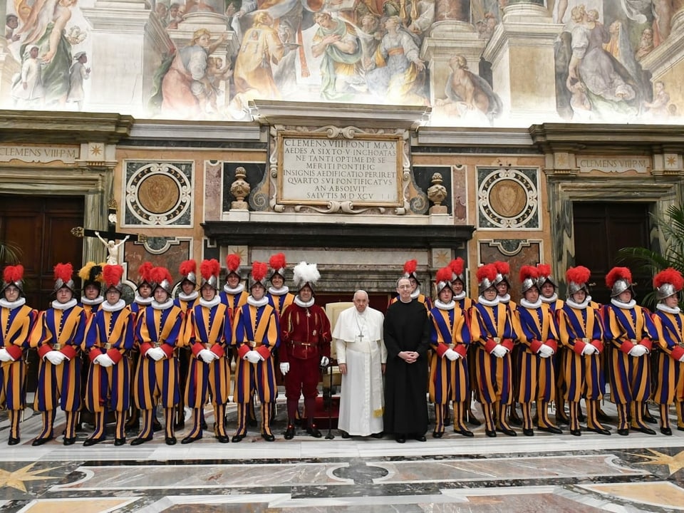Schweizergardisten mit dem Papst