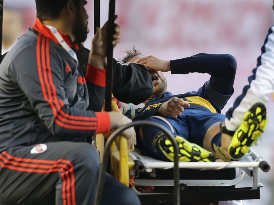 Fernando Gago musste in der Nachspielzeit verletzt vom Feld. Er riss sich zum 3. Mal in einem Spiel gegen River Plate die Achillessehne.
