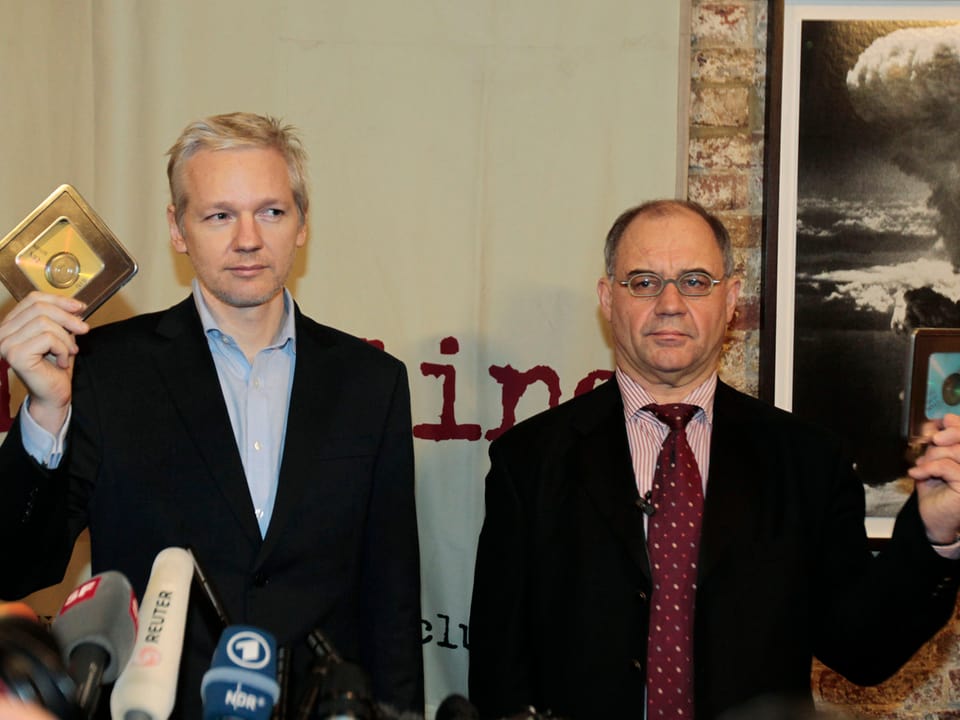 Rudolf Elmer und Julian Assange präsentieren die Daten-CD's