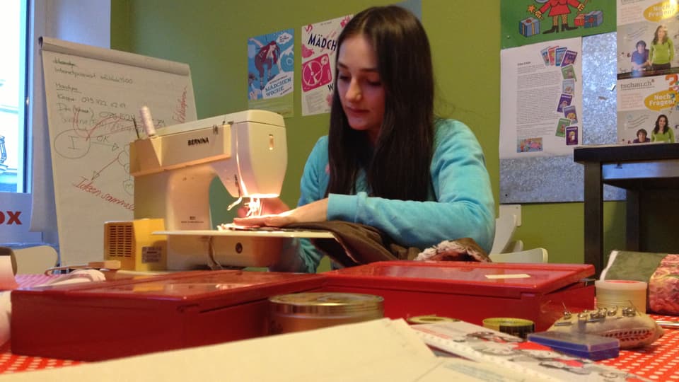 Vanessa arbeitet konzentriert an ihrer Nähmaschine.