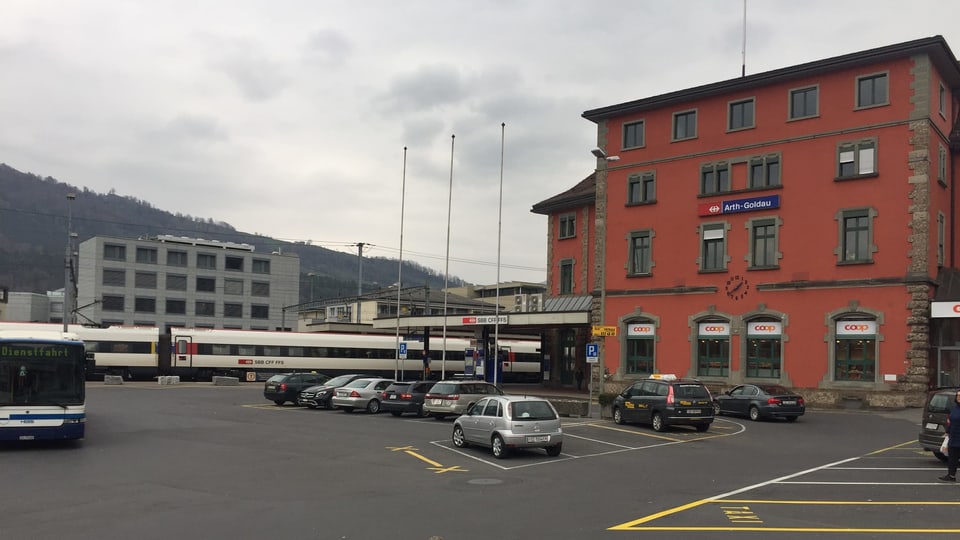 Der Bahnhofplatz in Arth-Goldau