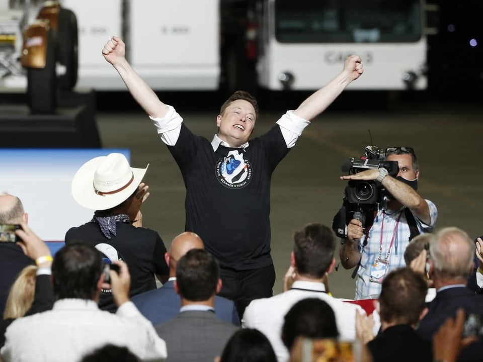 Elon Musk in Jubel-Pose