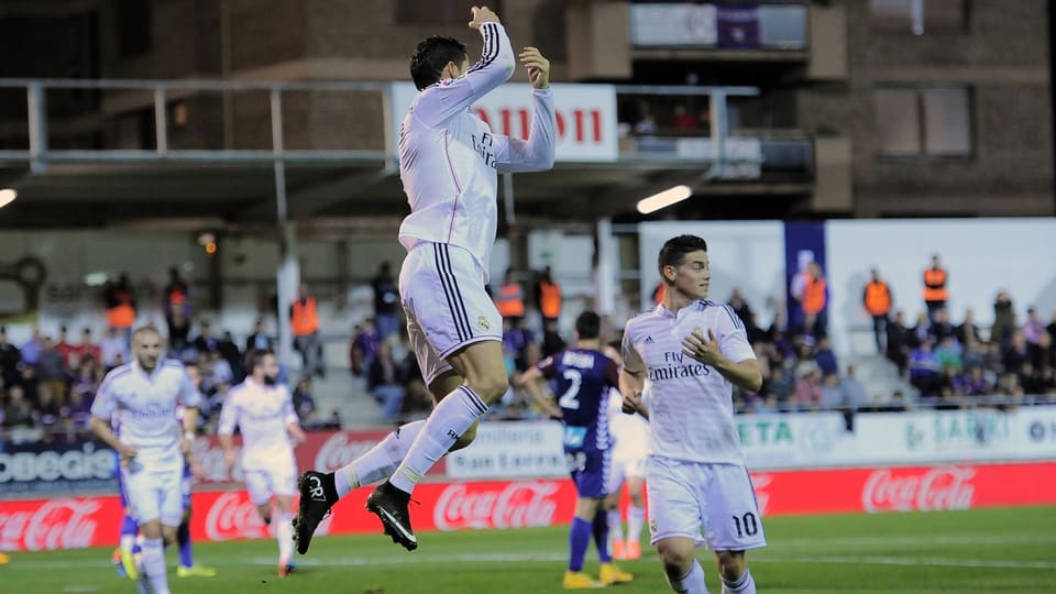 Cristiano Ronaldo springt in die Luft, Karim Benzema und James Rodriguez eilen herbei
