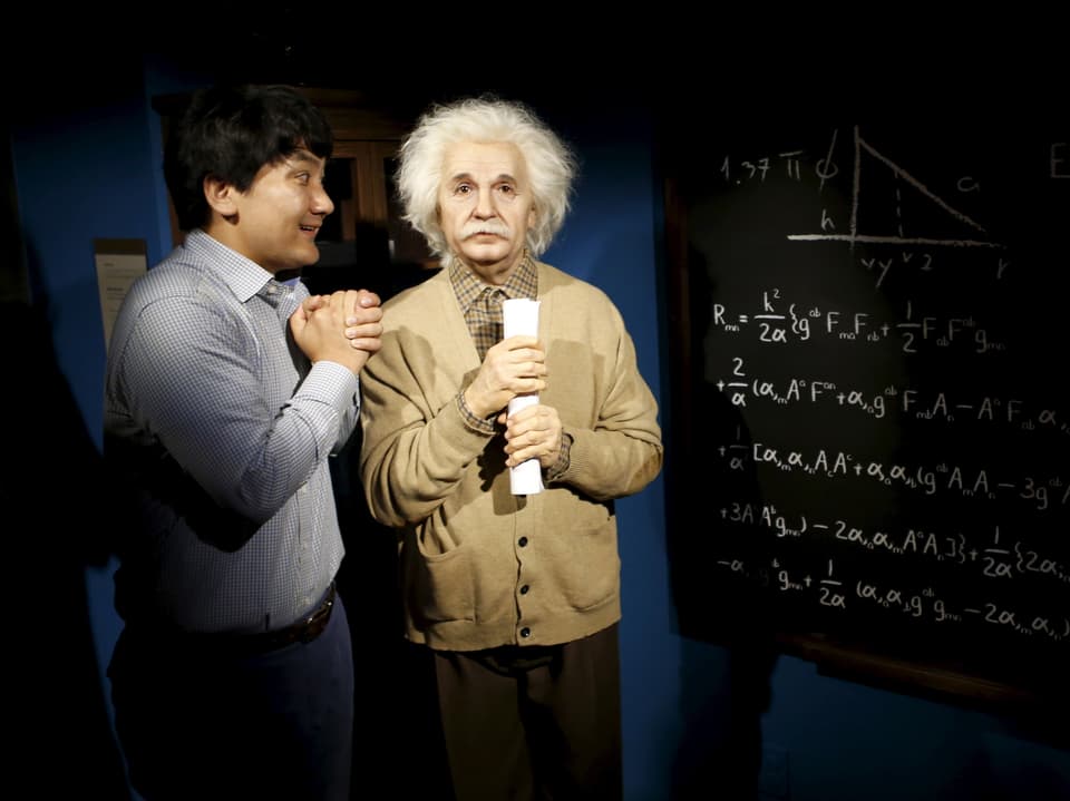 Mann neben Puppe von Albert Einstein