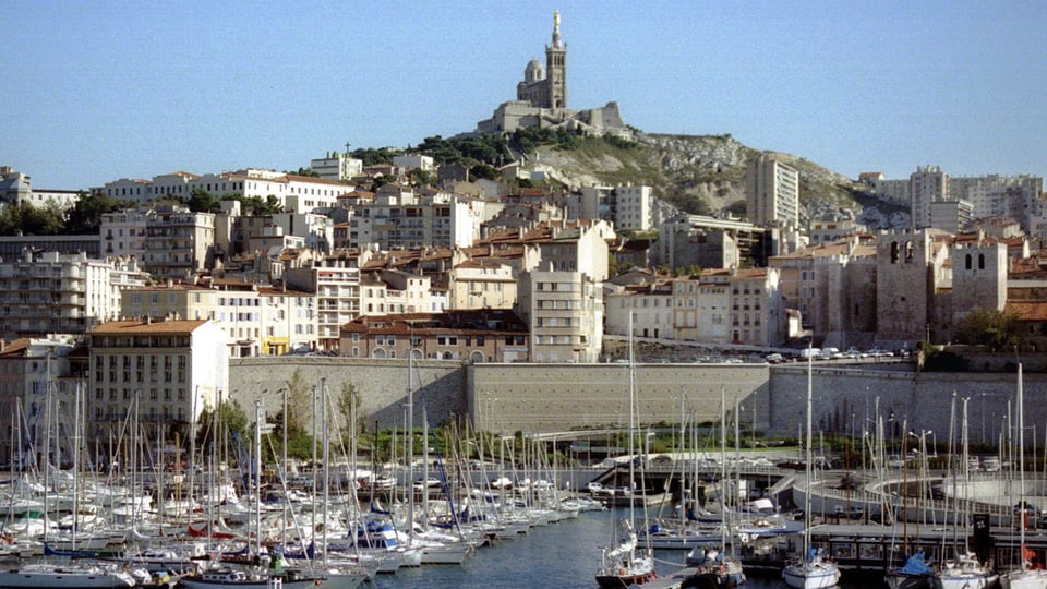 Alter Hafen von Marseille, auf dem Berg im Hintergrund eine Kirche.