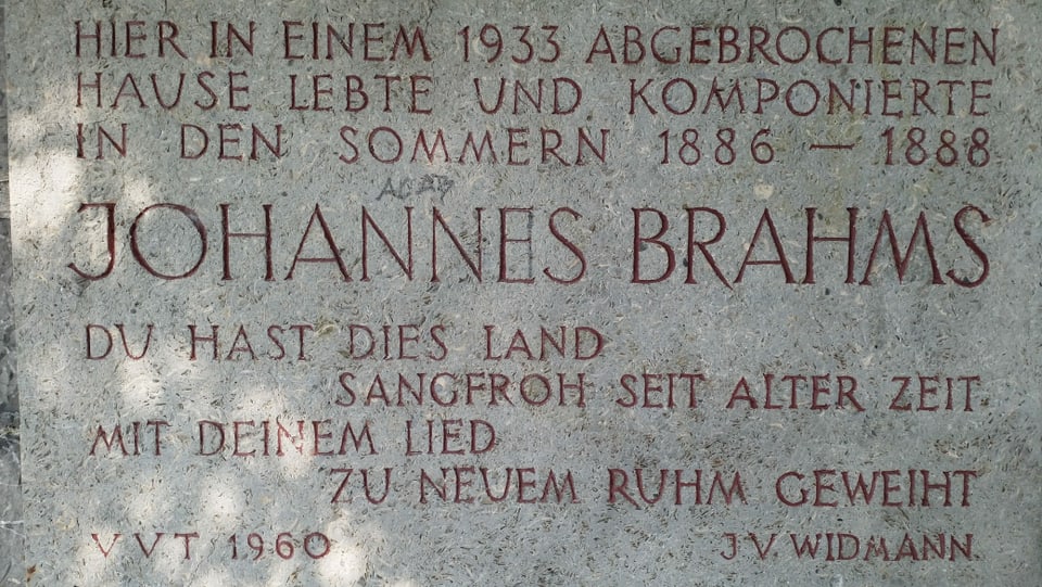 Eine Gedenktafel, auf der in grossen Lettern Johannes Brahms geschrieben steht.