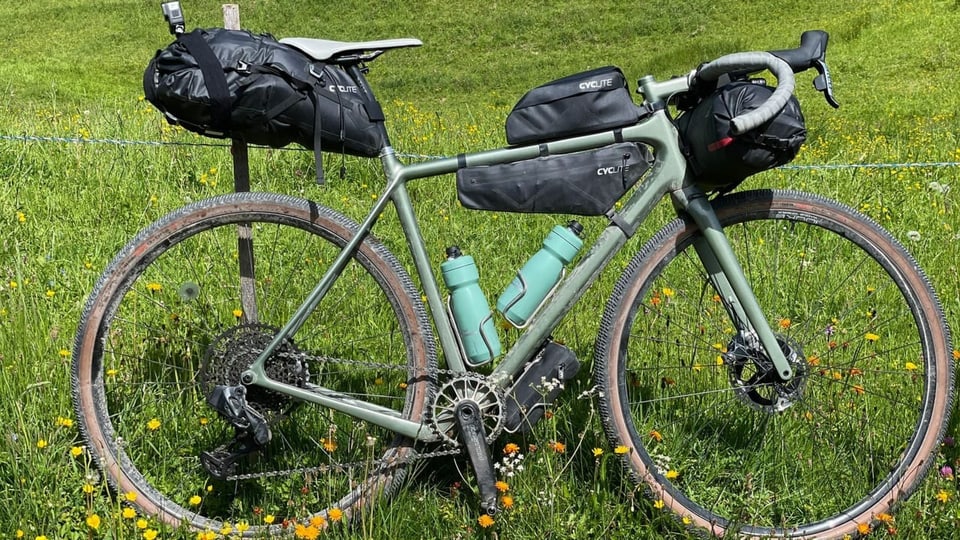 Das Rad von Tobias Müller mit Taschen am Lenker, Sattel und am Rahmen.