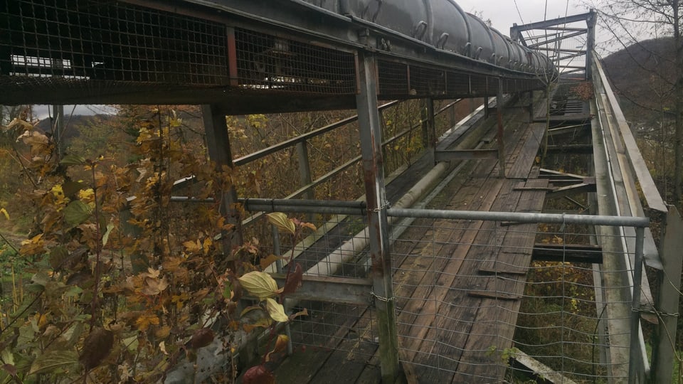 Marode Bretter auf der Brücke zeigen den Sanierungsbedarf