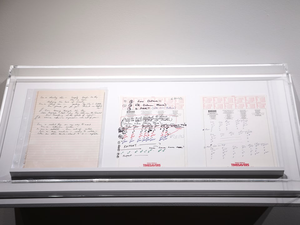 Manuskripte sind in Glasvitrinen ausgestellt.