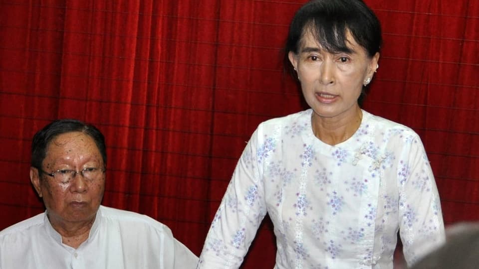 Suu Kyi 2012 mit dem nun verstorbenen Parteisprecher Nyan Win 