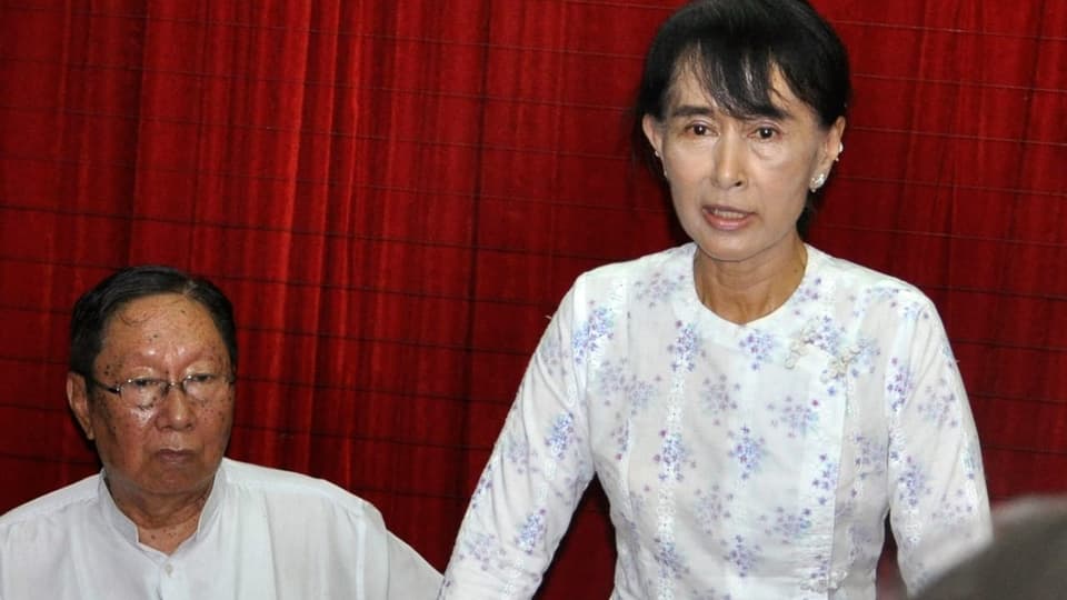 Suu Kyi 2012 mit dem nun verstorbenen Parteisprecher Nyan Win