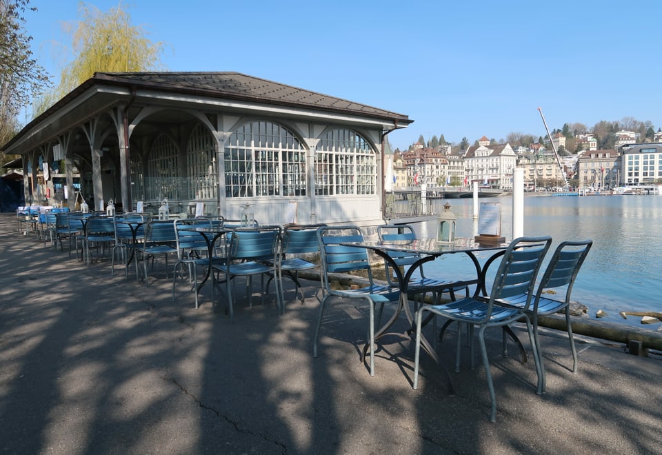 Tische und Stühle an der Schiffländte in Luzern.