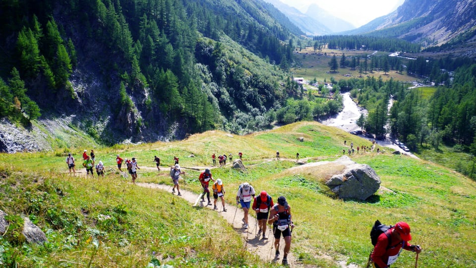 Leute wandern den Berg hinauf