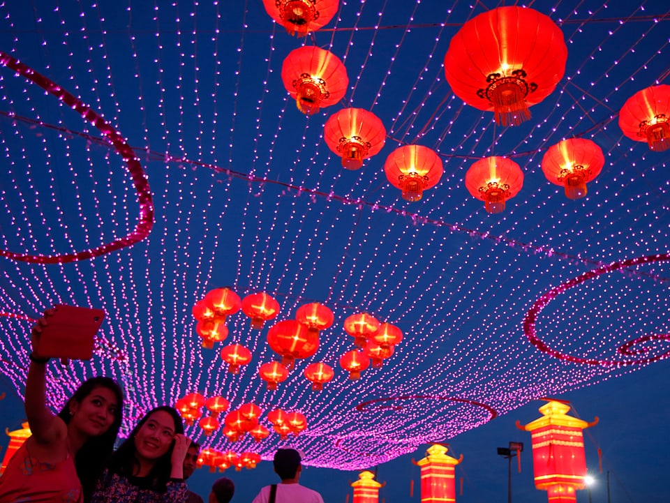 Nachtschwärmer geniessen die Feierlichkeiten in Singapur.
