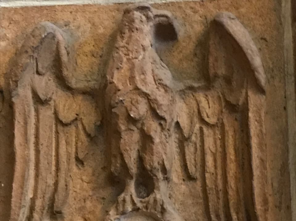 Ein Adler als Nazisymbol ist in der Kirche anzutreffen. 