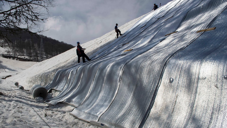Die Russen trauen dem Klima nicht und konservieren im April 2013 Schnee unter isolierendem Material.