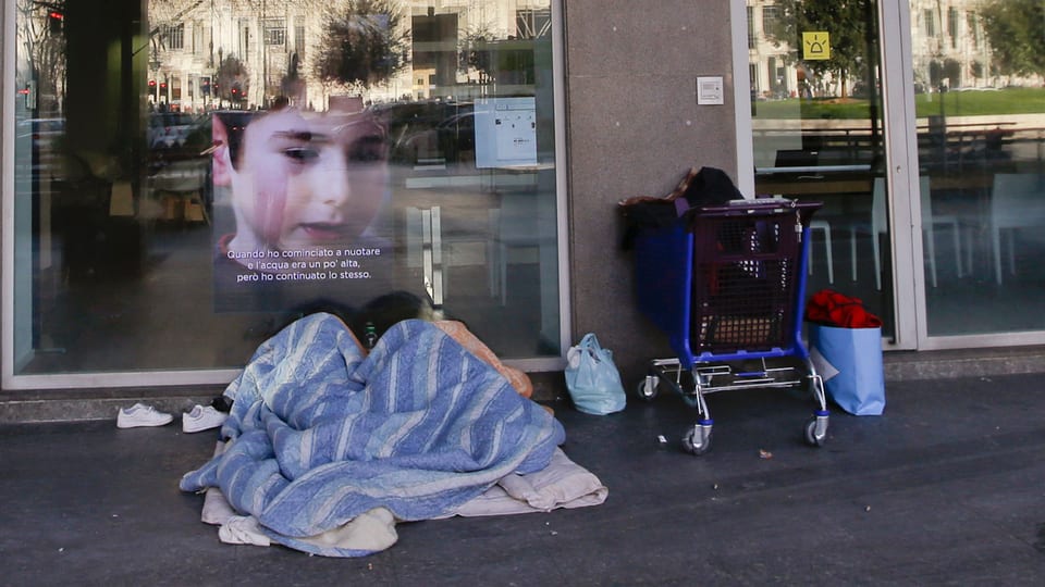 Ein Obdachloser übernachten in Mailand draussen.