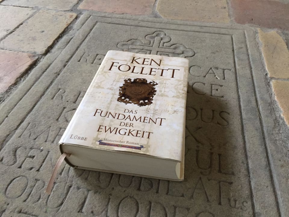 Ken Folletts Roman «Das Fundament der Ewigkeit» liegt auf einer Grabsteinplatte