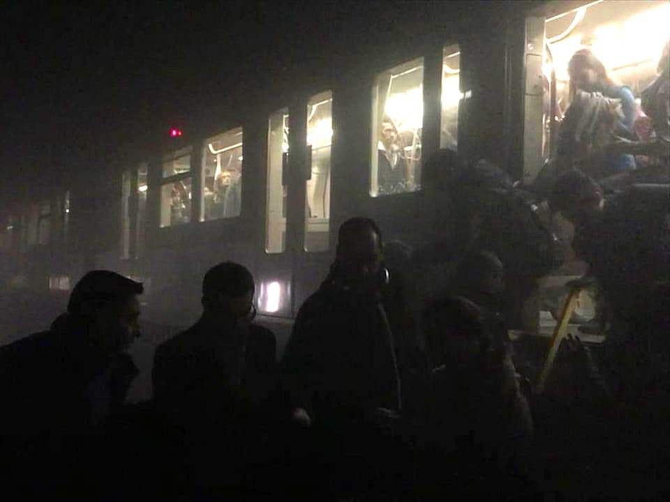 U-Bahn-Wagen in völliger Dunkelheit. Überall ist Rauch.