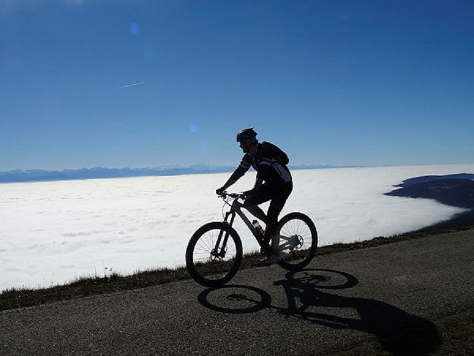 Ein Biker blickt aufs Nebelmeer.