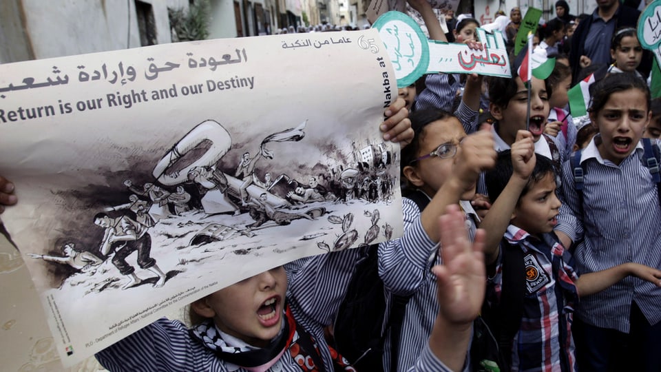 Palästinensische Jugendliche demonstrieren für Rückkehr.