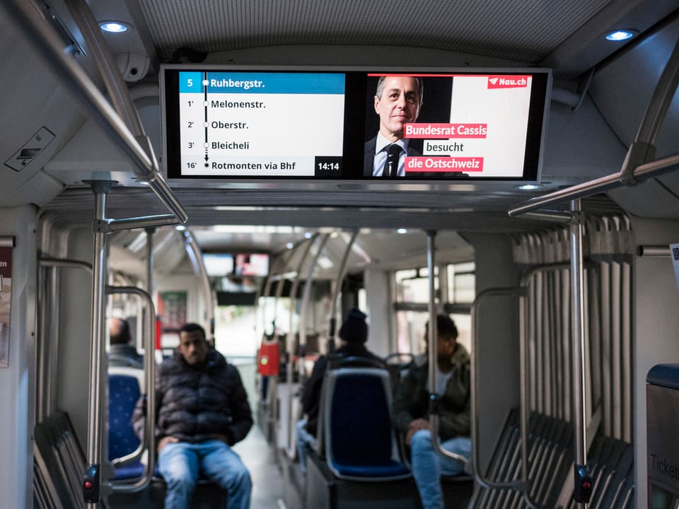 Nau-Bildschirme in einem Bus.