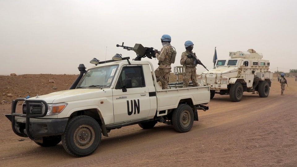UNO-Blauhelme mit Maschinengewehren