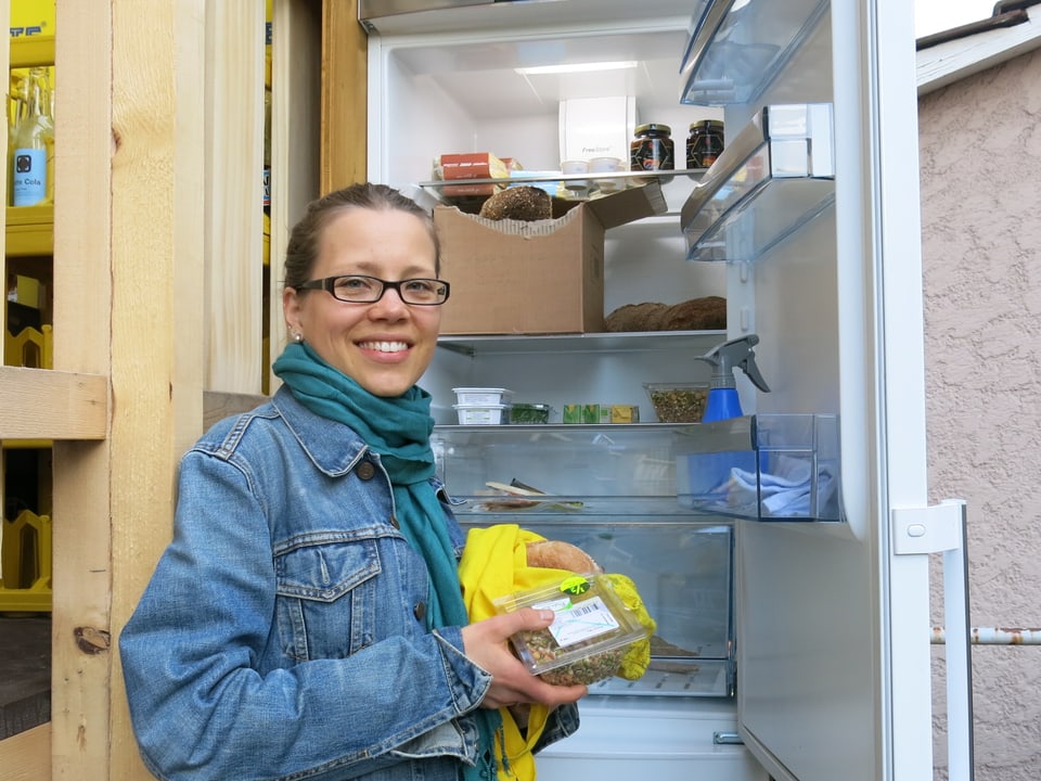 Kathrin Michel vor dem Gemeinschaftskühlschrank in der Berner Lorraine
