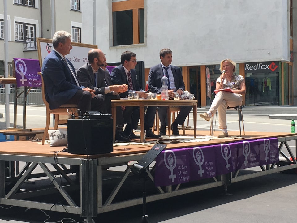 In Pontresina haben im Anschluss an die Landsession des Grossen Rates Graubünden fünf Politiker auf dem «Frauenstreik-Sofa» Platz genommen und sich den Gleistellungs-Fragen gestellt. Motto: «Nehmen Sie Platz, Messieurs».