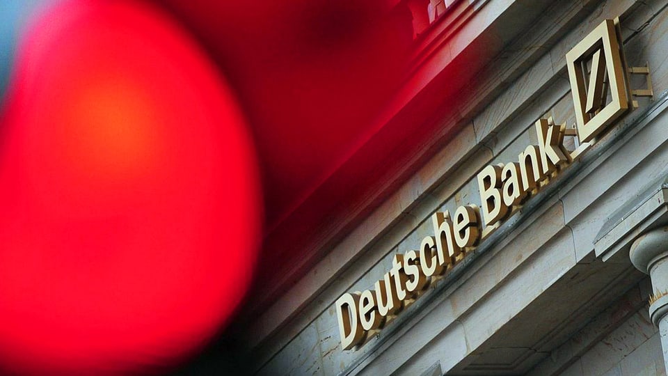 Rote Ampel vor Gebäude der Deutschen Bank