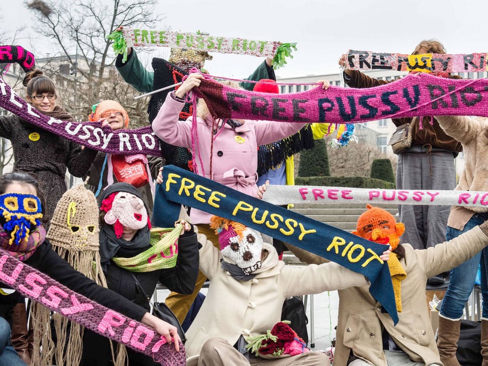 Mitglieder von Amnesty International protestieren in Brüssel für die Freilassung der Pussy Riots.
