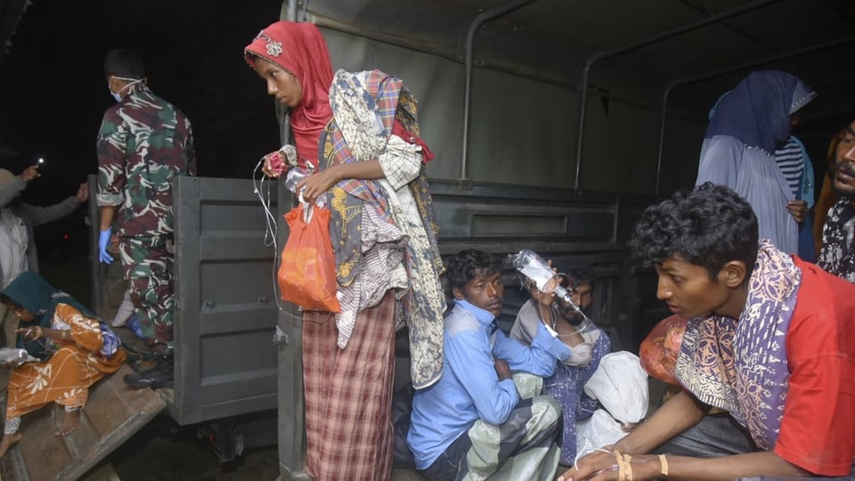 Rohingyas kurz nach ihrer Ankunft in Aceh in einem Militärfahrzeug. 