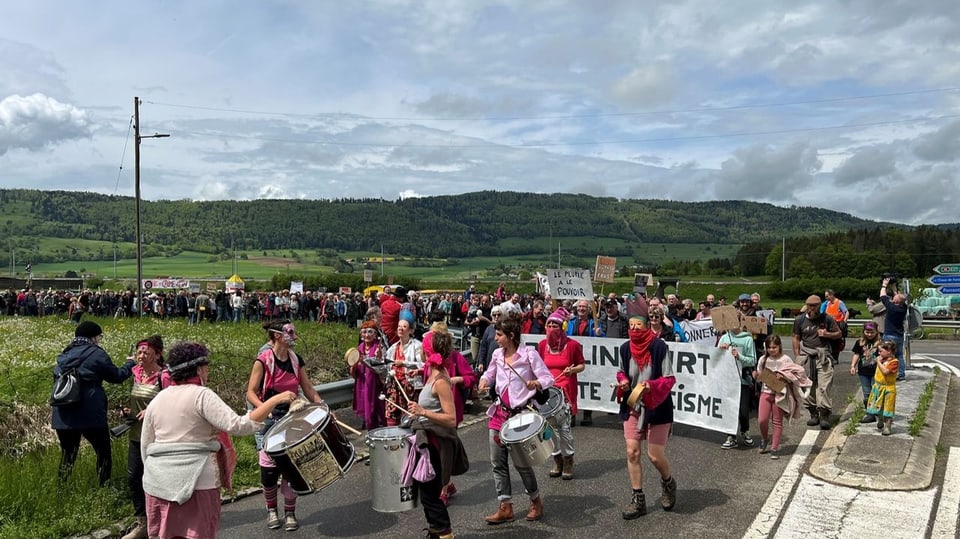 Ein Demonstrationszug im Jura
