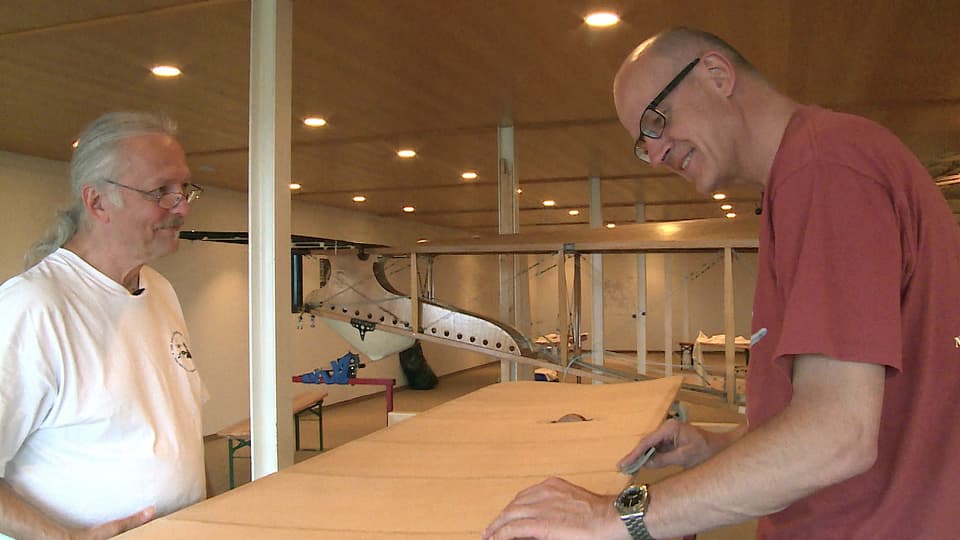 Kuno Schaub und Isidor von Arx bearbeiten den Flügel des Nieuport-Flugzeugs.