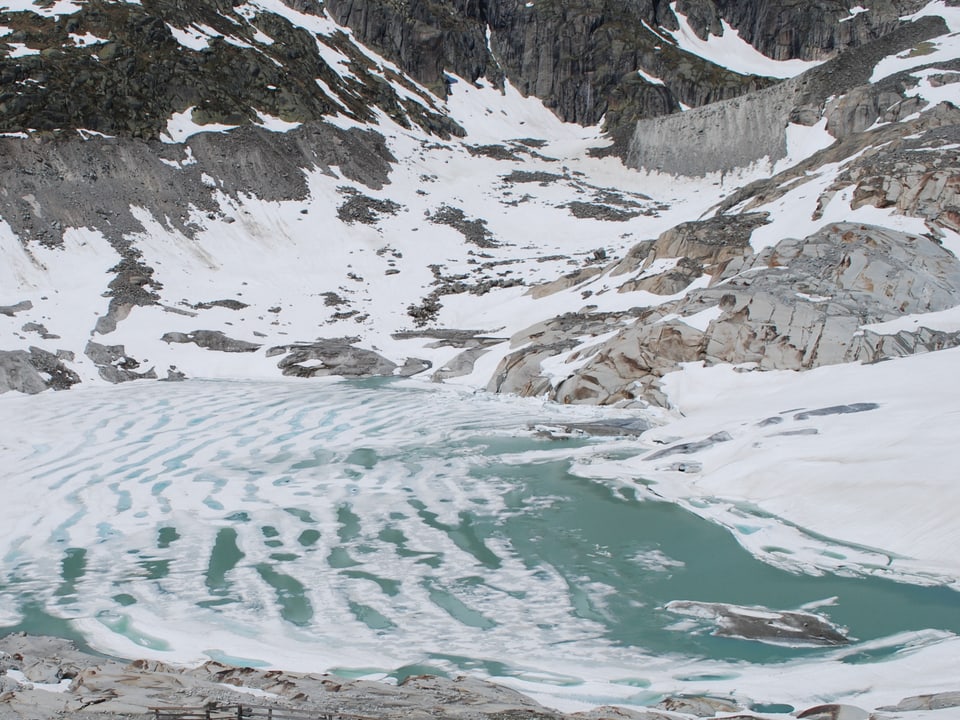 Die Gletscherzunge und der -See beim Rhonegletscher. 