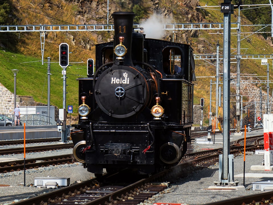 Eine Dampflokomotive fährt durch den Bahnhof St. Moritz.