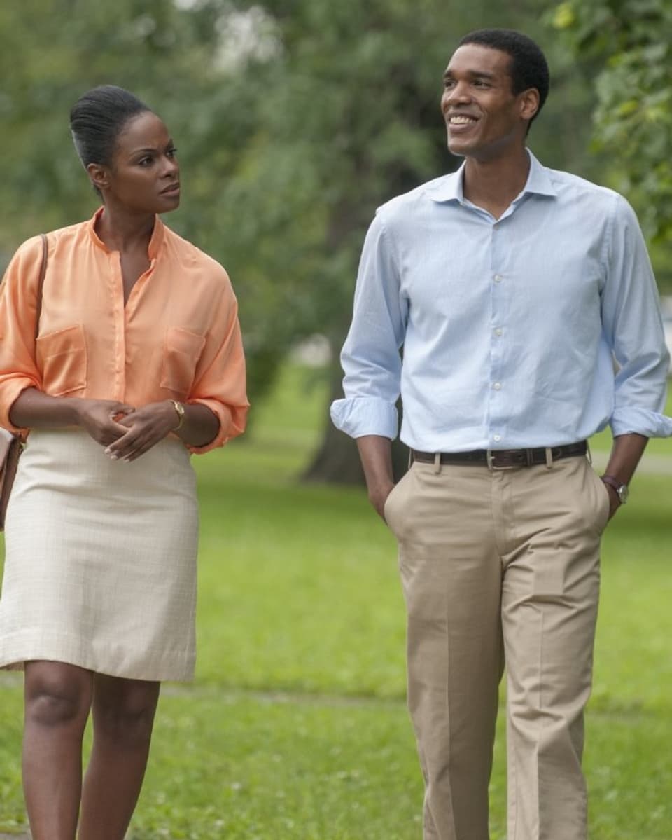 Michelle und Barack laufen durch einen Park.