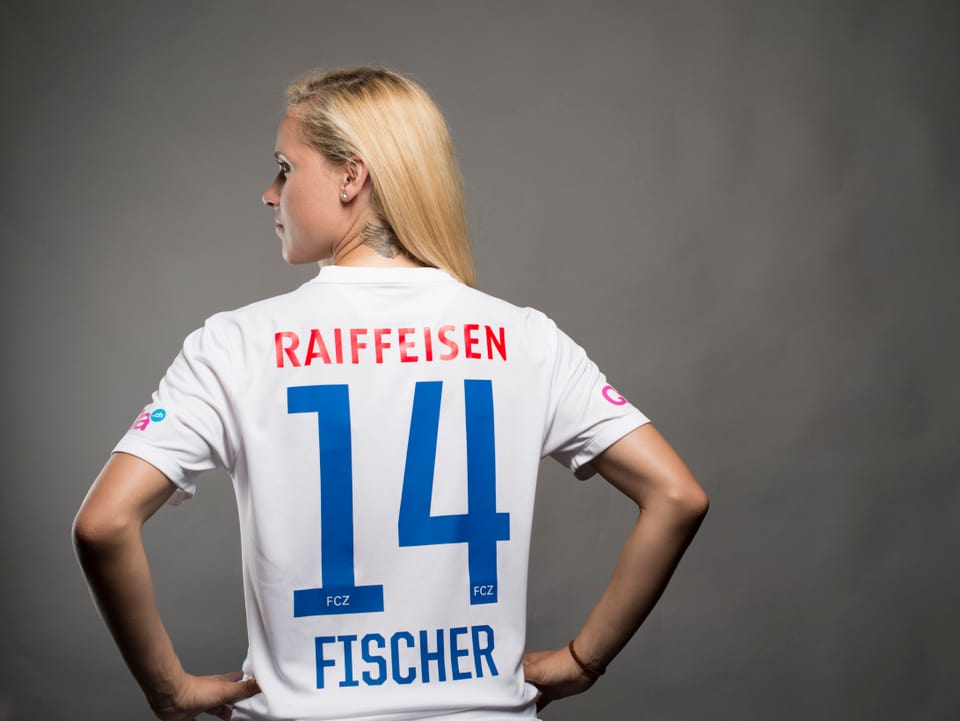 Frau mit Fussalltrikot