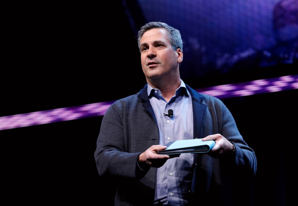 Chris Walker, Vizepräsident von Intels Mobile Platforms Group, zeigt einen faltbaren OLED-PC