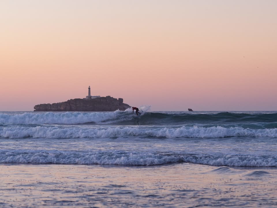 Surfer bei Sonnenuntergang.