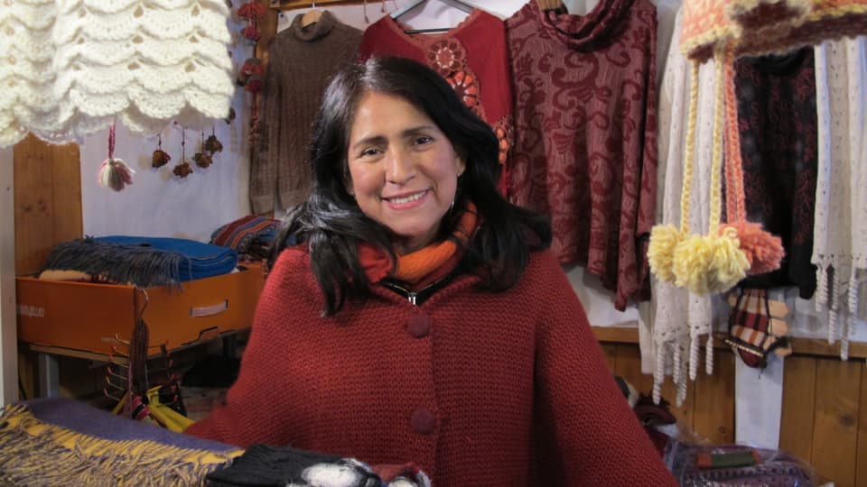 Eine Marktfahrerin aus Peru wartet auf Kundschaft am Dörfli-Weihnachtsmarkt 