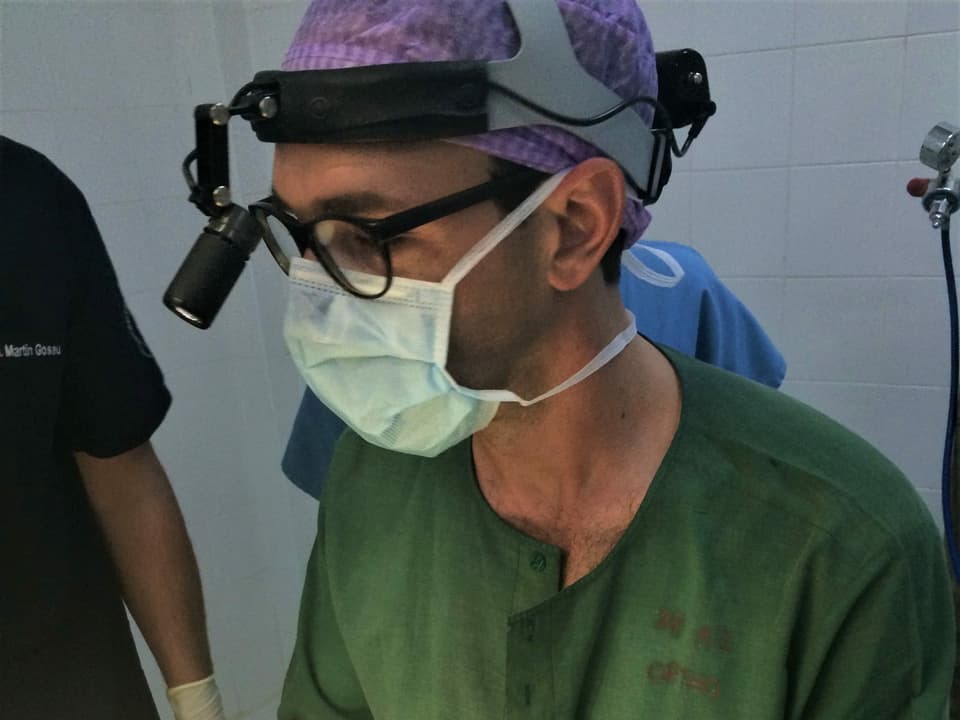 Philippe Schucht mit einer Chirurgenbrille und Gesichtsmaske in Myanmar, früher Burma genannt.