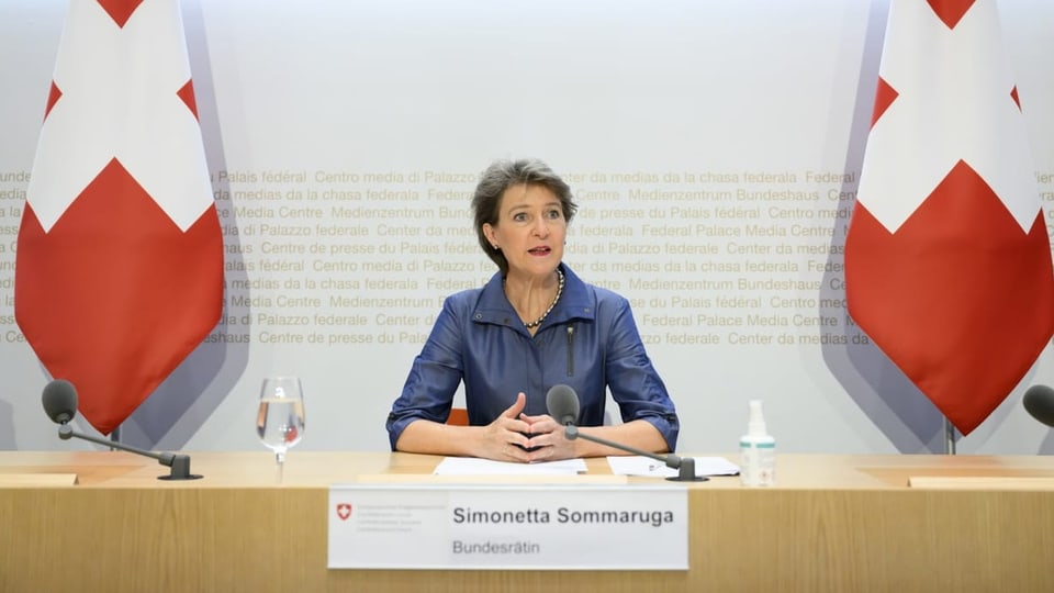 Bundesrätin Simonetta Sommaruga spricht an einer Pressekonferenz.