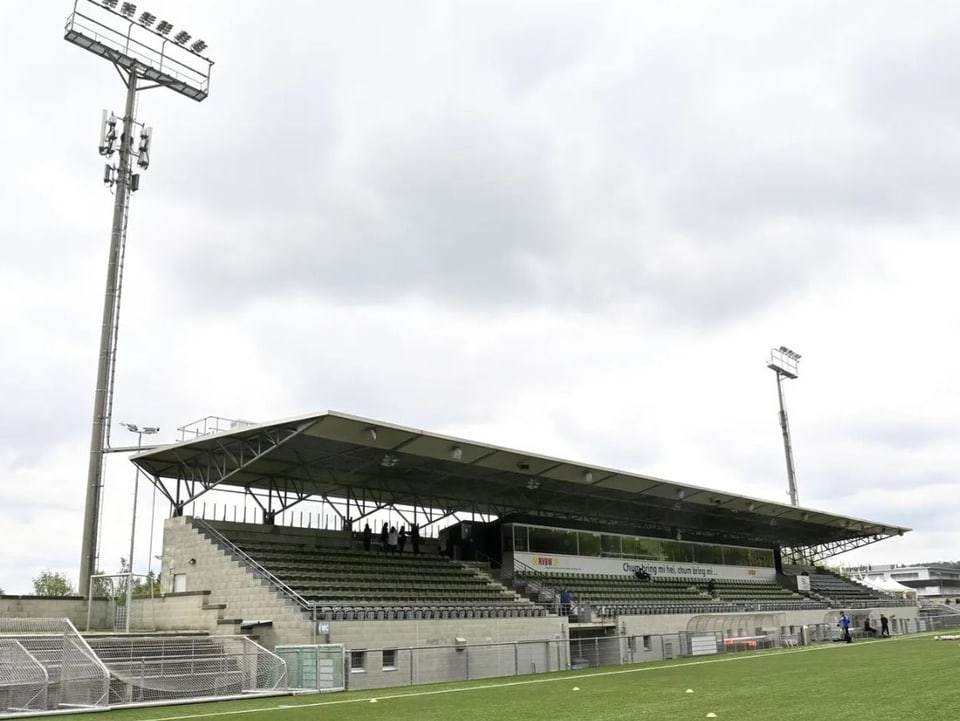 Tribüne im Stadion und grosse Beleuchtungsmasten