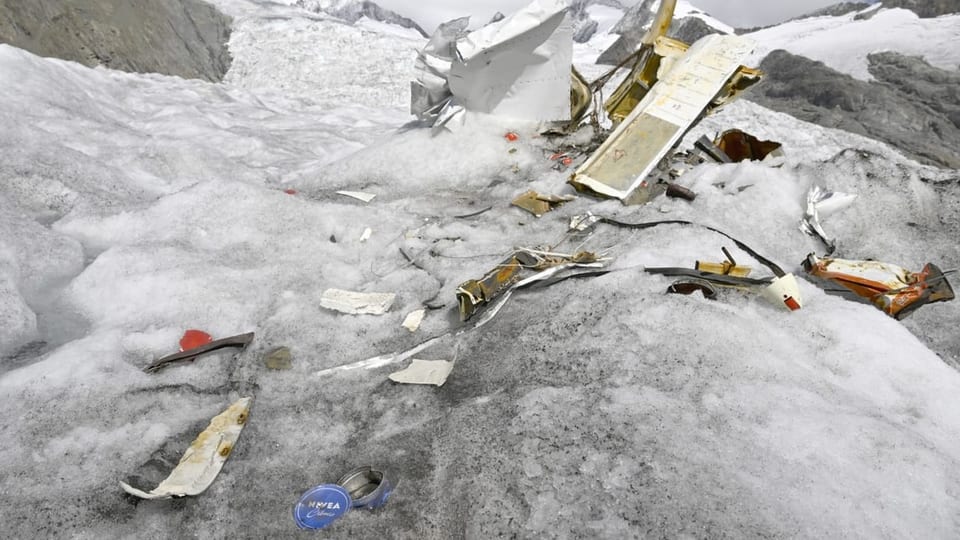 Trümmerteile auf dem Gletscher