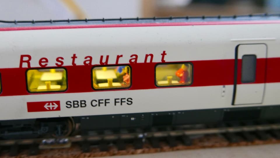 Ein SBB-Restaurantwagen mit Innenbeleuchtung.